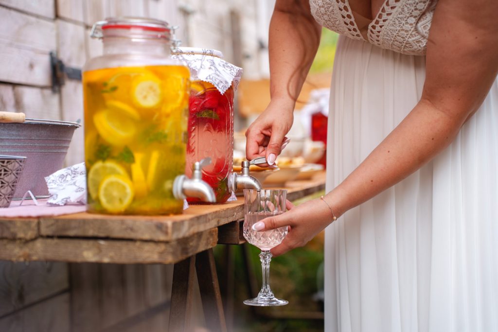 Une mariée qui se sert un verre de cocktail