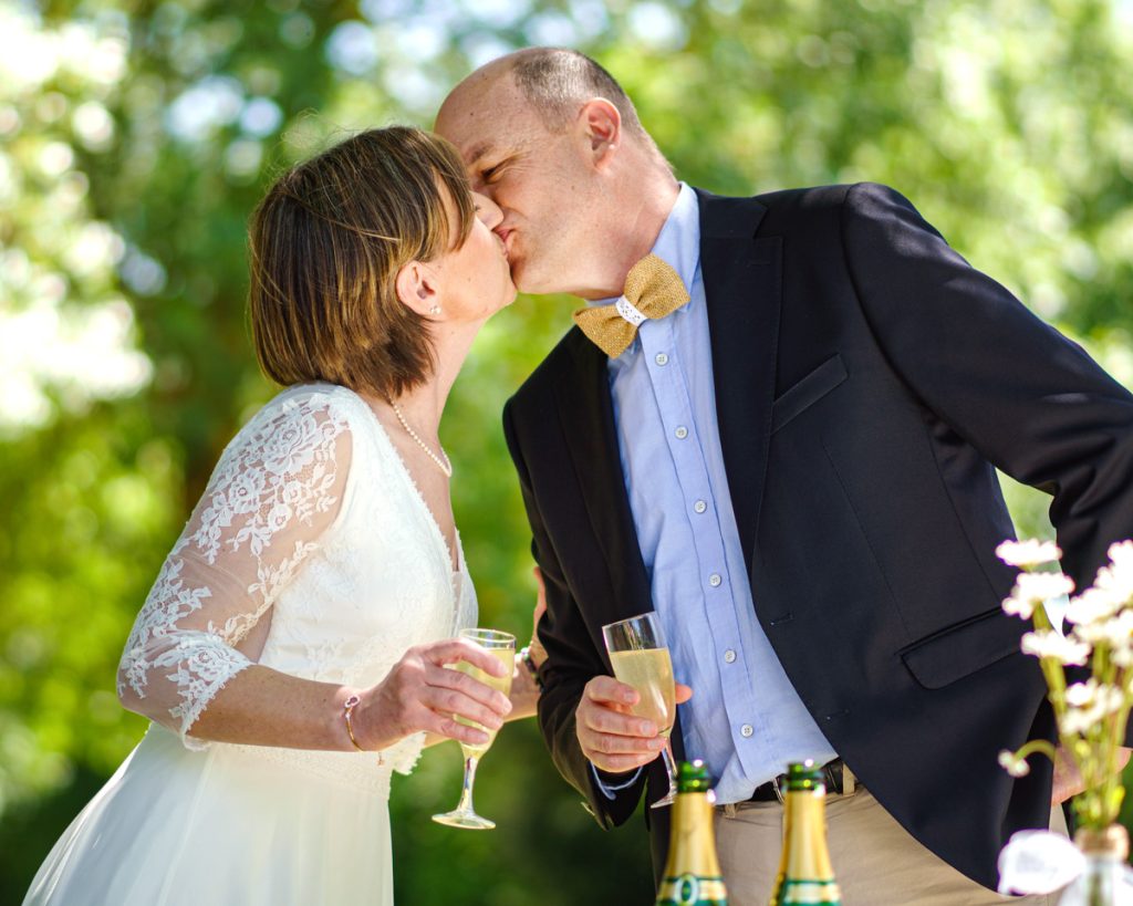 Un couple qui s'embrasse à leur vin d'honneur de mariage à Saint-Lys
