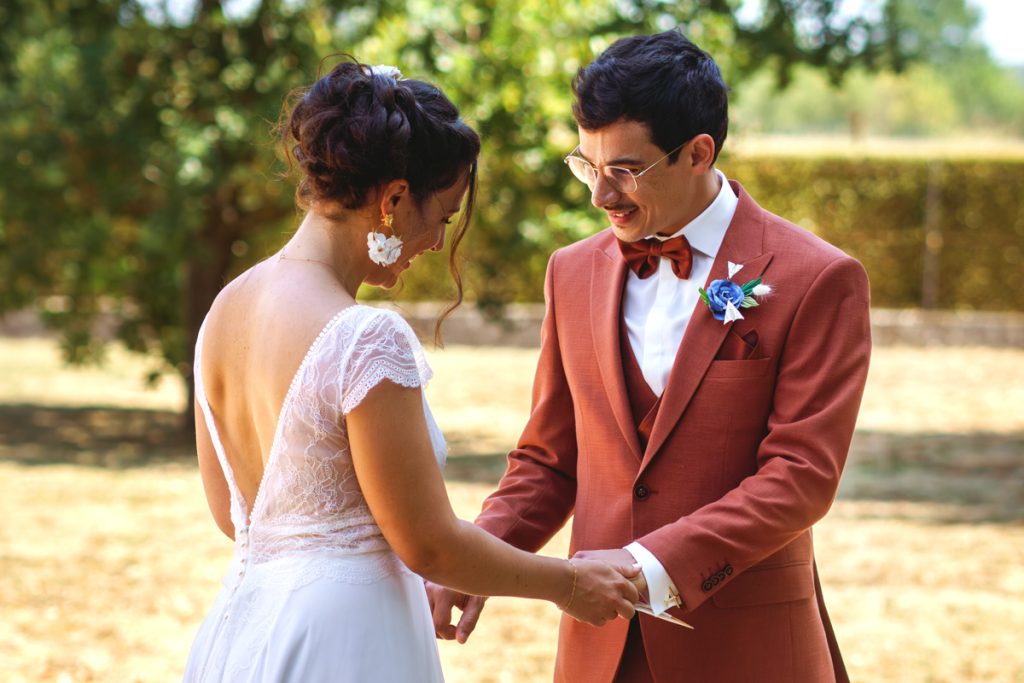 Un couple de mariés pendant leur first look à Colomiers