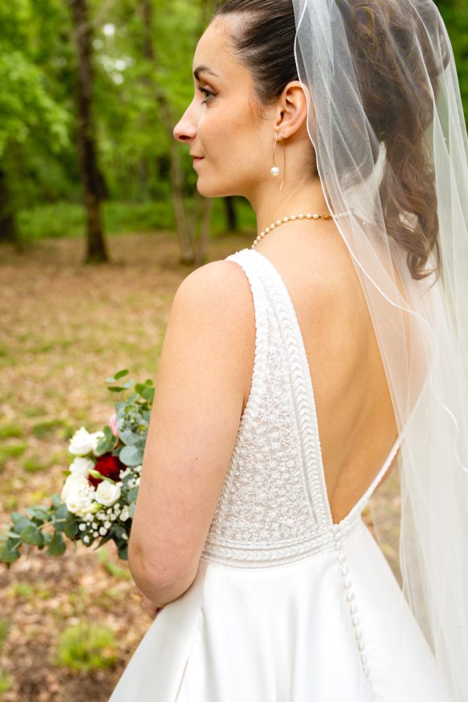 Une mariée qui pose à son mariage à Toulouse