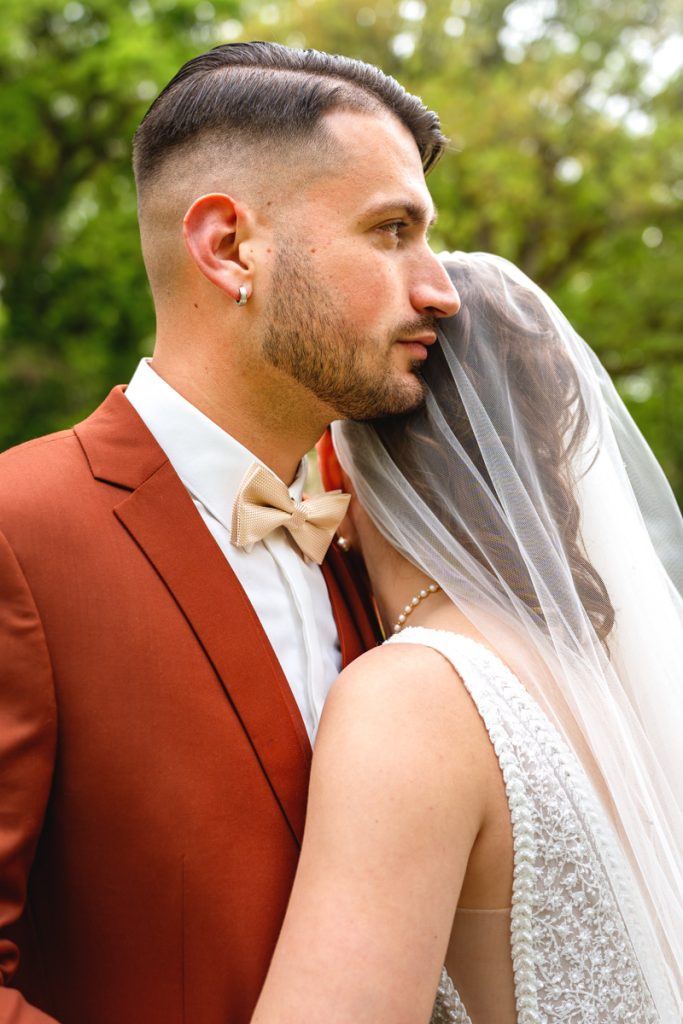 Les mariés se faisant un câlin lors de leur séance photo de couple à leur mariage à Toulouse