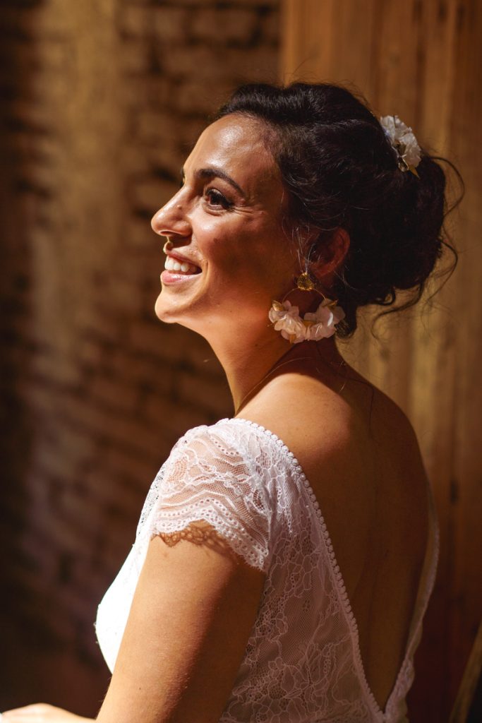 Une mariée souriante lors de ses préparatifs de mariage à Colomiers