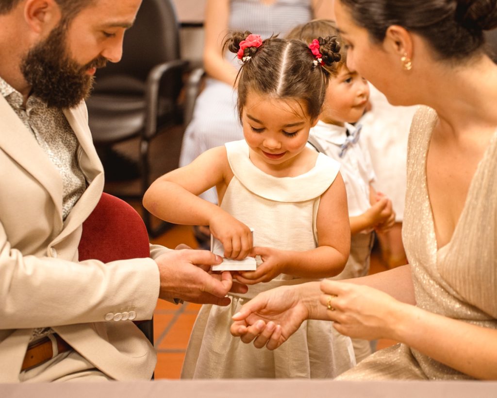 Une petite fille qui donne les alliances de mariage à ses parents à la mairie à Saint-Lys