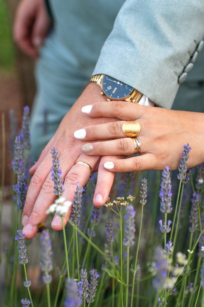 Les mains des mariés portant fièrement leurs bagues au milieu des fleurs à Plaisance du Touch