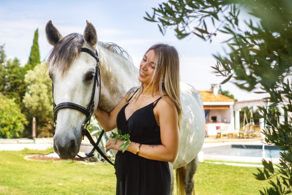 Une jeune fille et son cheval dans leur jardin en séance photo à Blagnac