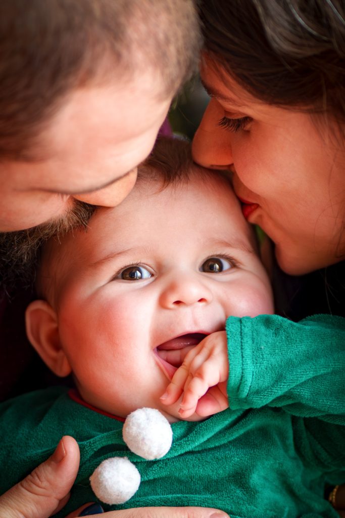 Un bébé embrassé sur la tête par ses parents à Saint-Lys