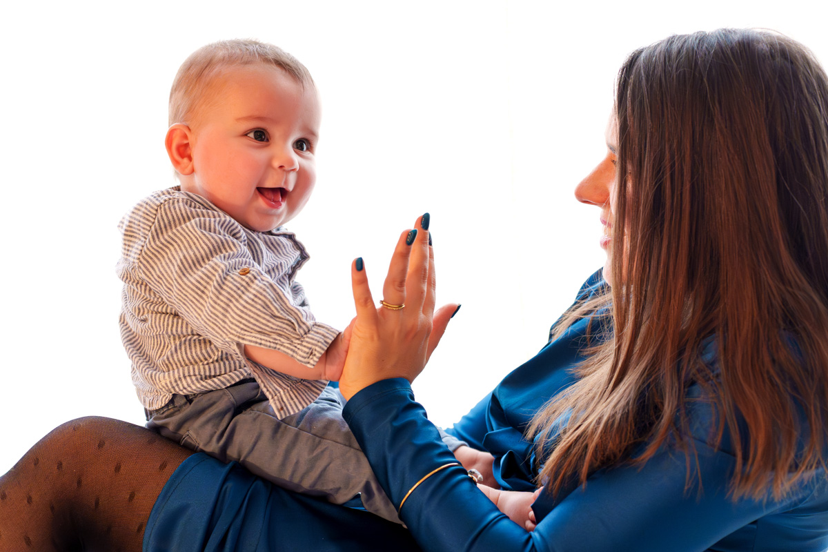 Une mère qui partage un moment complice avec son bébé en séance photo famille à Plaisance du Touch