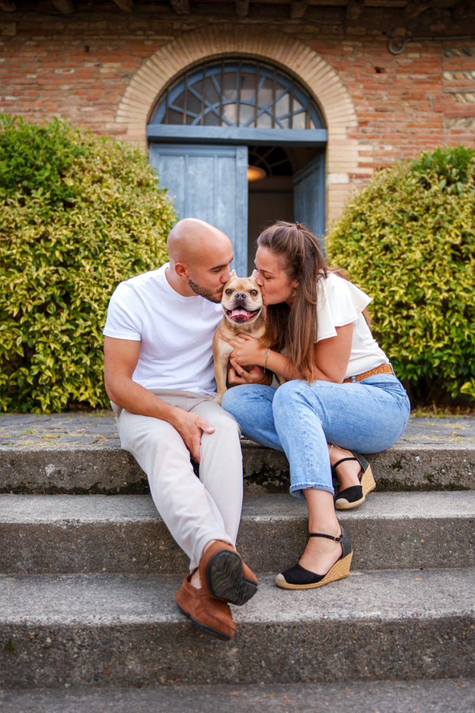 Un couple qui fait un bisou à leur chien à Colomiers