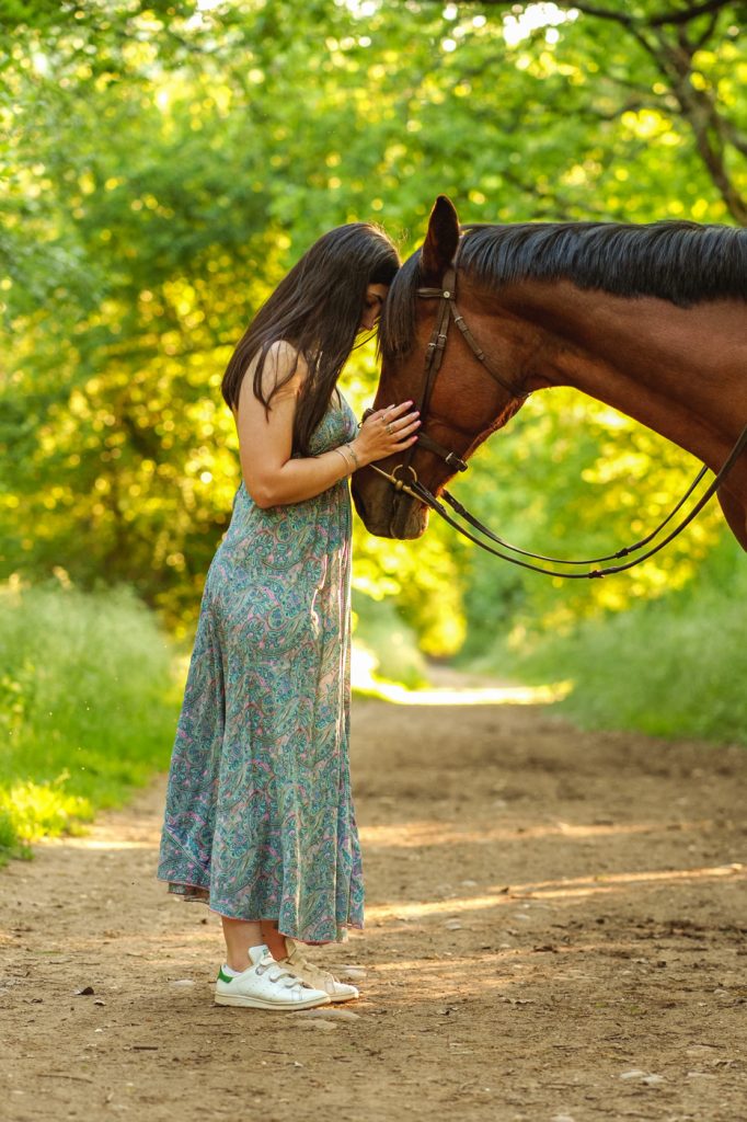 Une jeune fille en séance photo avec son cheval à Fonsorbes