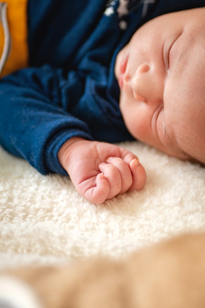 Main d’un bébé, souvenir précieux d’une séance naissance
