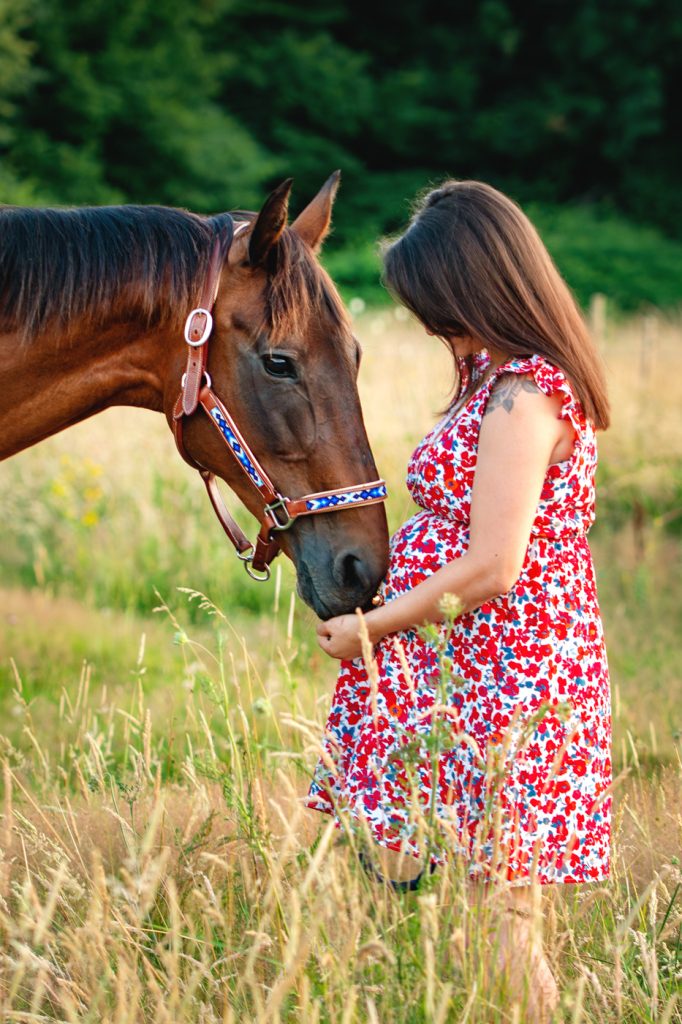 Une femme enceinte et son cheval en séance photo grossesse à Saint-Lys
