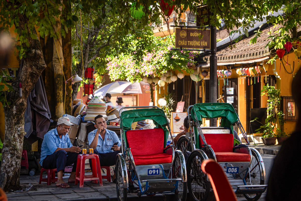 Scène de rue animée et colorée à Hoi An au Vietnam