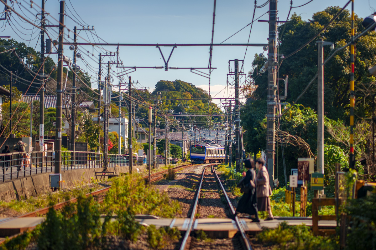 Train partant sur les rails à Kamakura, Japon, avec des passants sur le quai, scène urbaine et animée