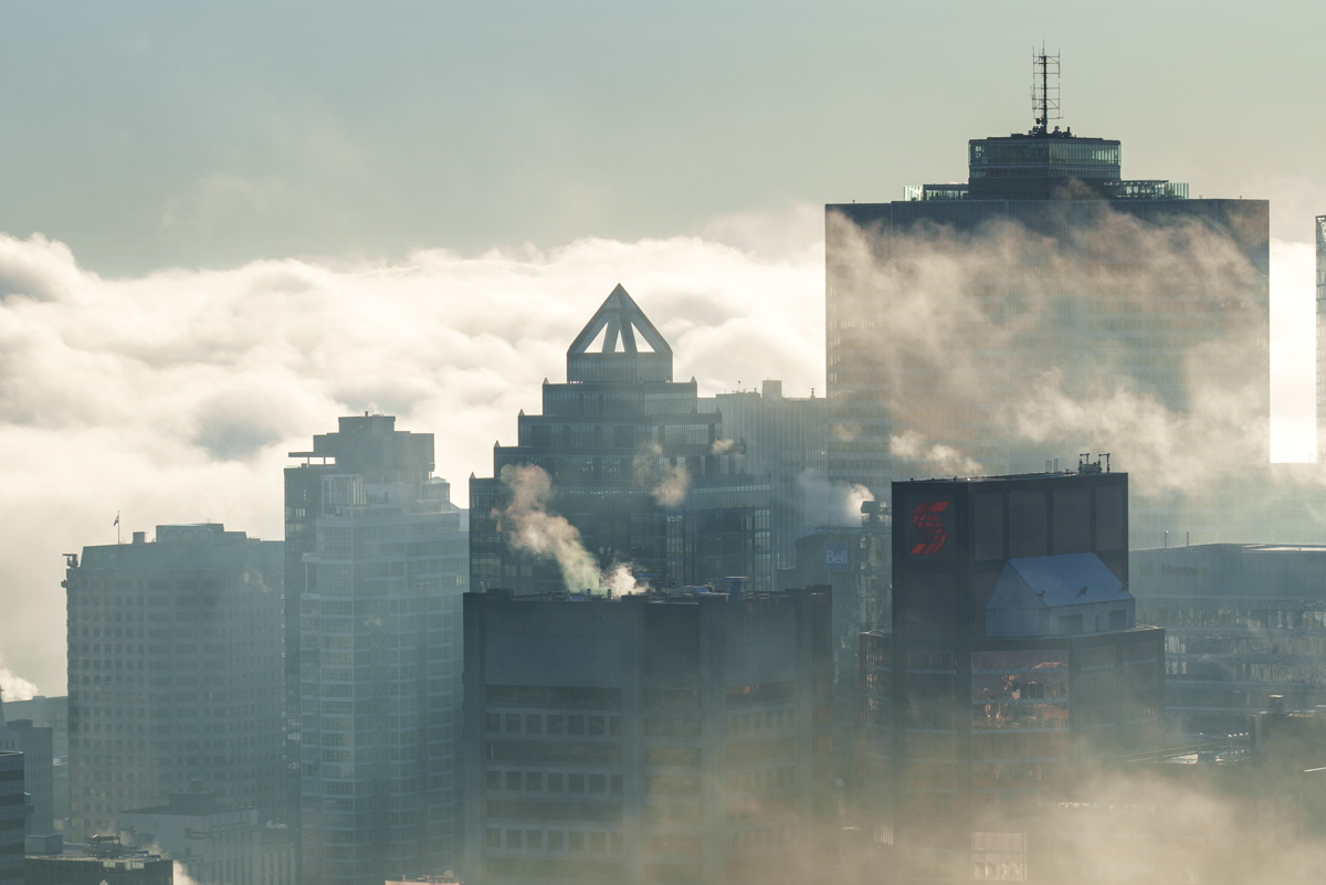 Panorama des buildings de Montréal au lever du soleil, légèrement dans la brume