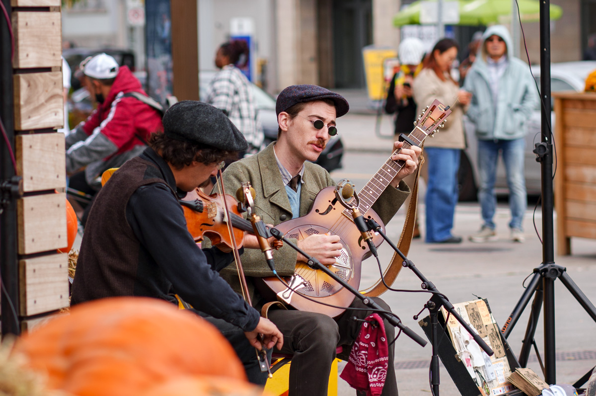Musiciens de rue jouant à Ottawa, Canada, ambiance vivante et chaleureuse