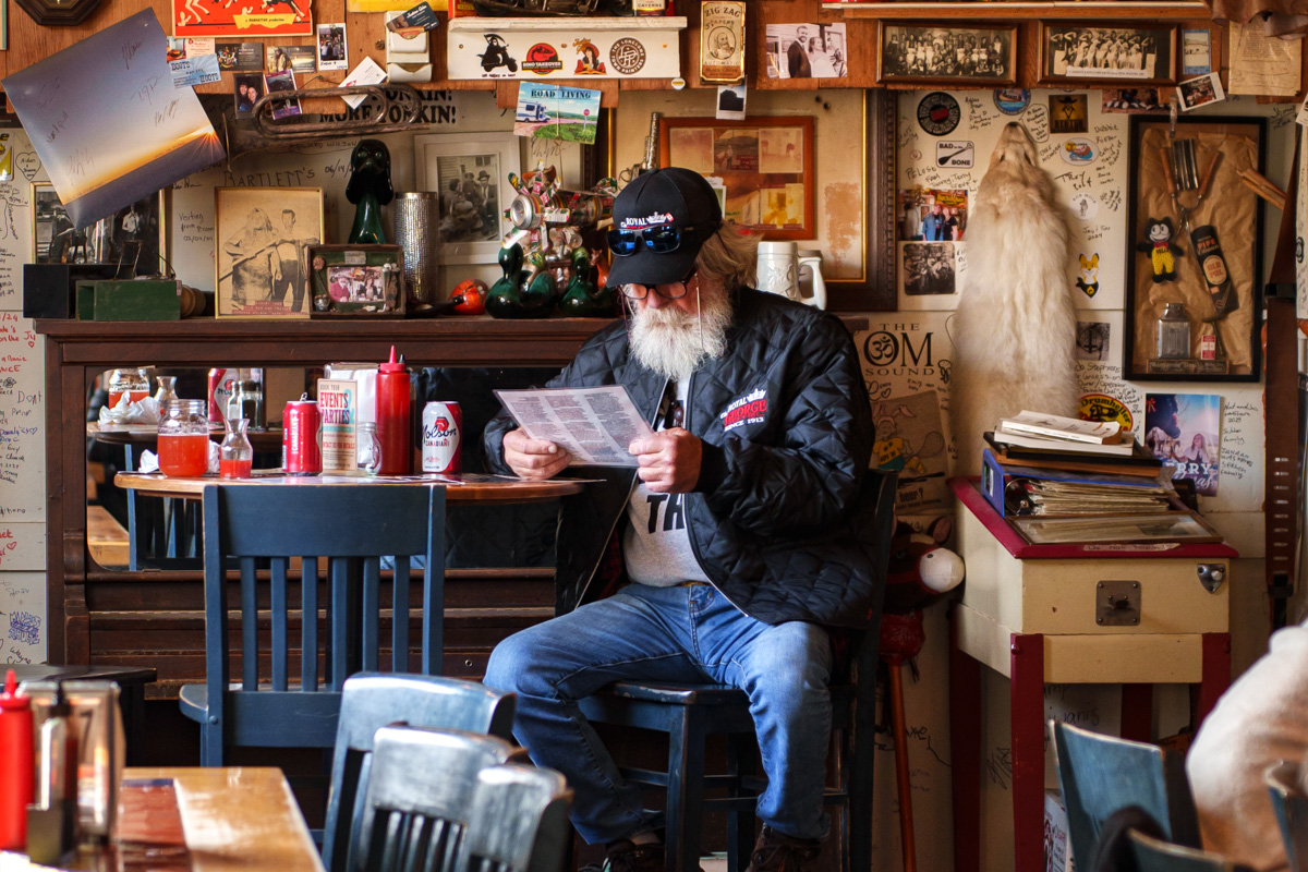 Homme assis dans un saloon typique au Canada, décor authentique et vintage