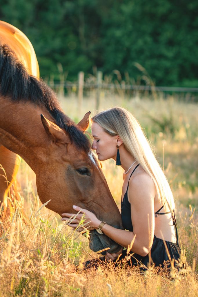 Une femme qui partage un moment de bonheur avec sa jument à Toulouse