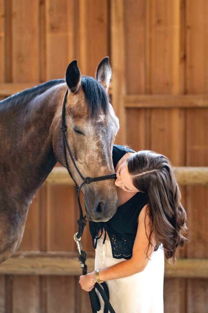Une cavalière partageant un moment complice avec sa jument