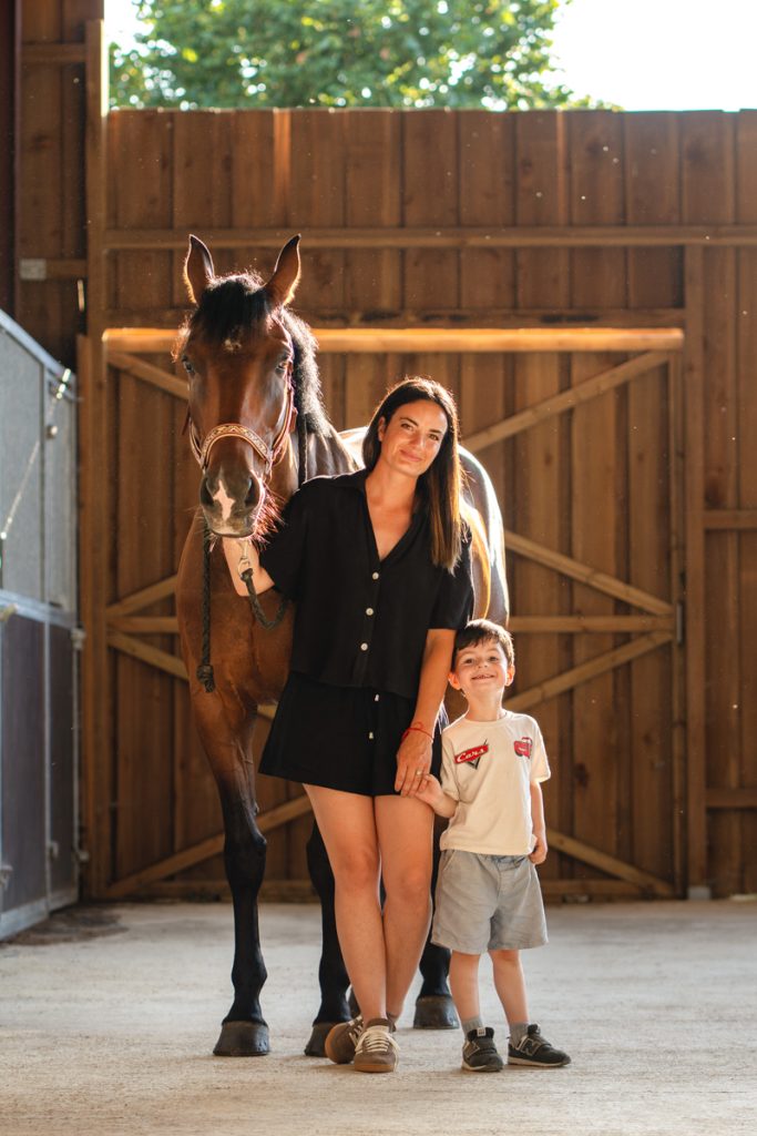 Une mère et son fils en séance photo avec leur cheval à Saint-Lys