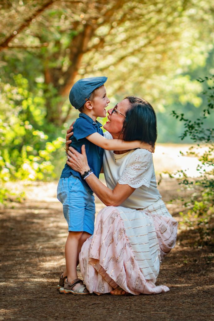 Séance photo mère et fils en forêt, moment complice capturé par Laetitia Canciani, photographe à Toulouse