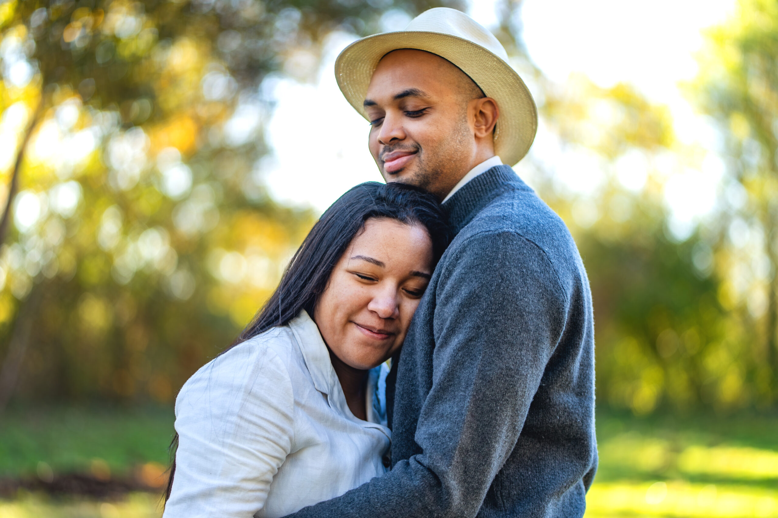 Un couple amoureux qui pose pour une séance photo de grossesse