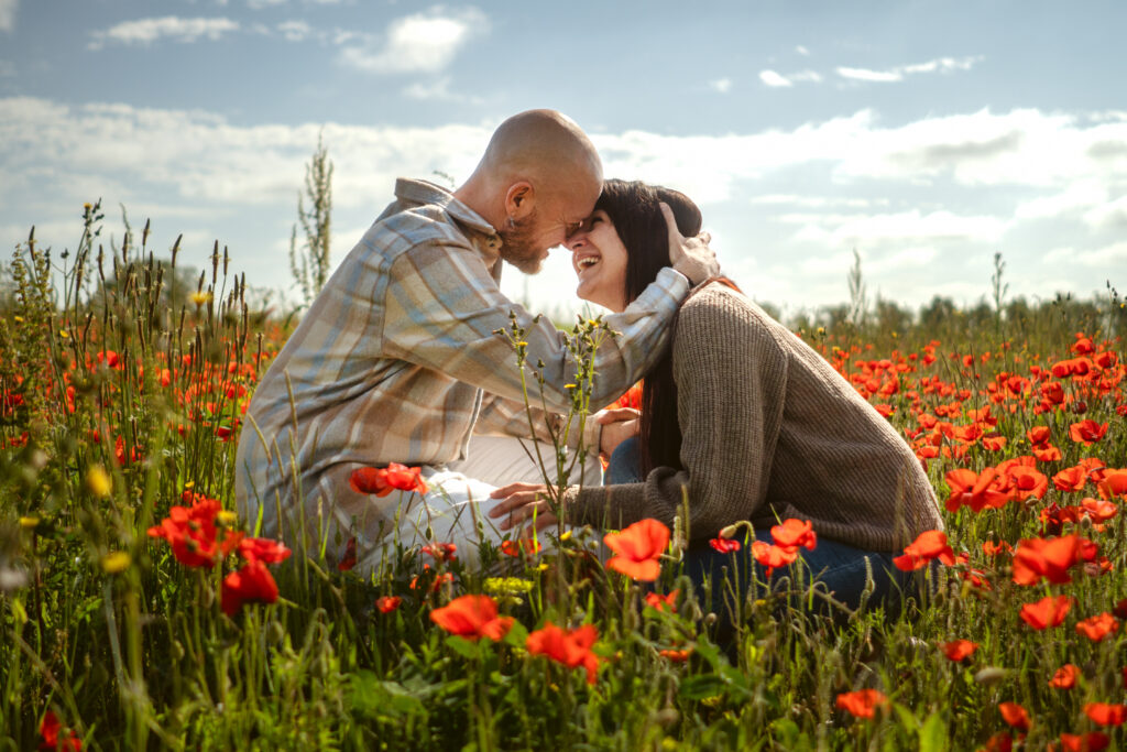 Un couple amoureux dans un champs de coquelicots - séance photo couple