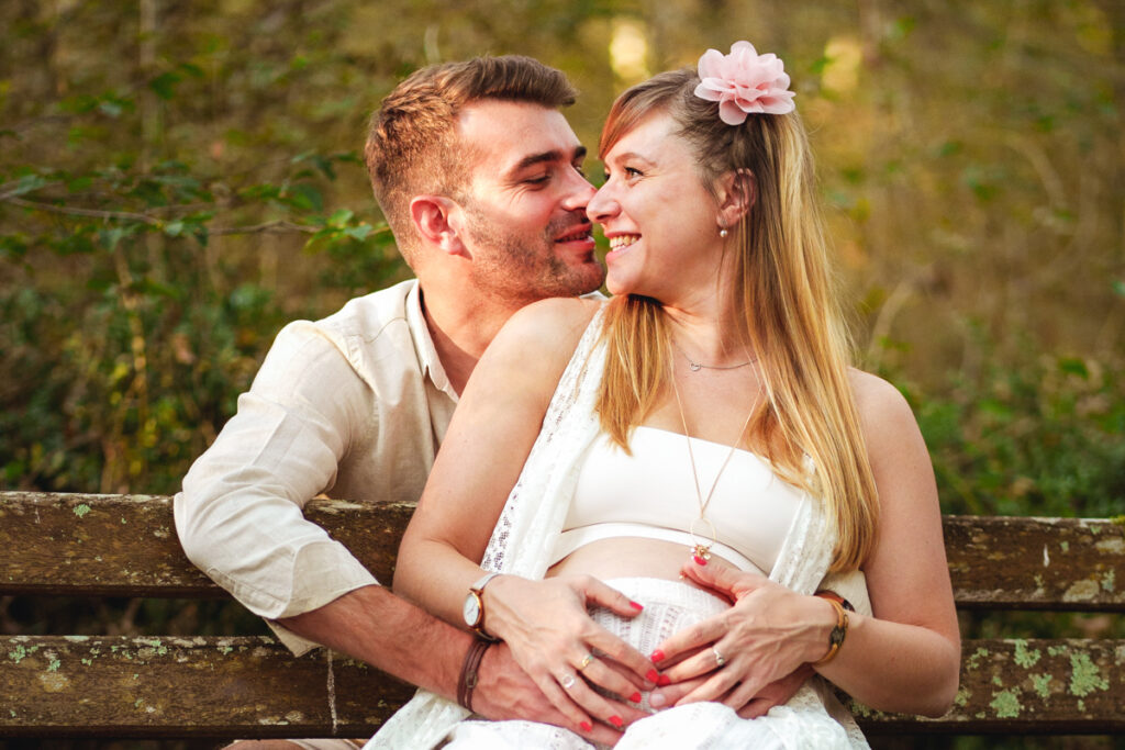 Un couple amoureux attendant un enfant en séance photo grossesse