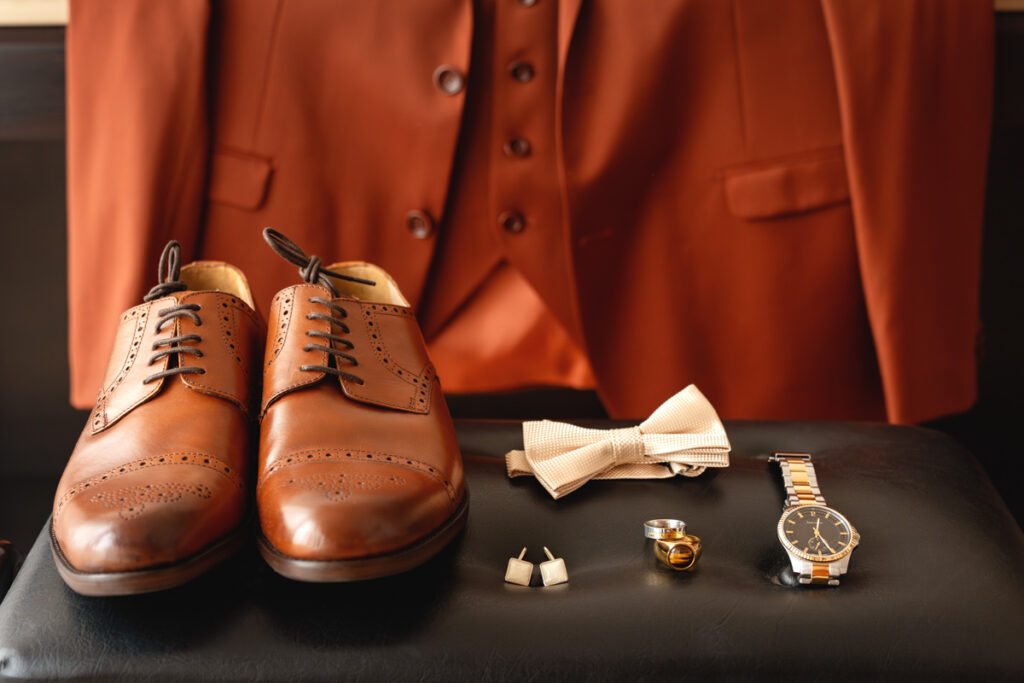 Les accessoires du marié : veste de costume, chaussures, noeud papillon, bijoux