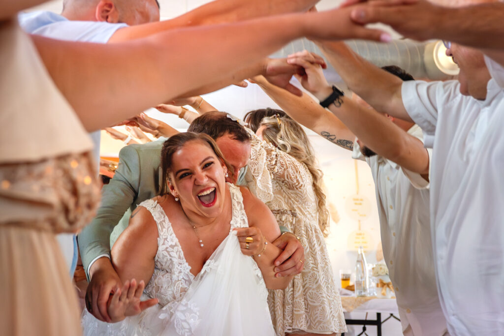 Les mariés dansant sous la haie d'honneur d'invités lors de leur soirée de mariage