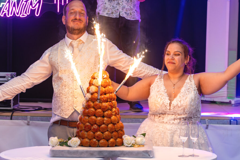 Les mariés célébrant l'arrivée de leur gâteau de mariage