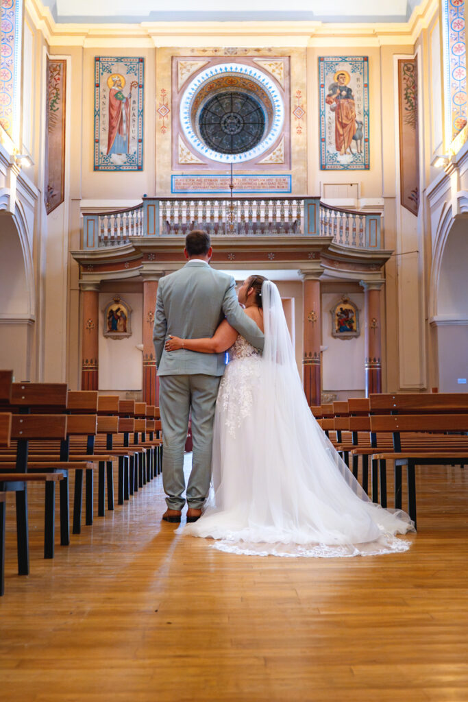 Un couple de marié dans l'église entrain de sortir de leur cérémonie de mariage