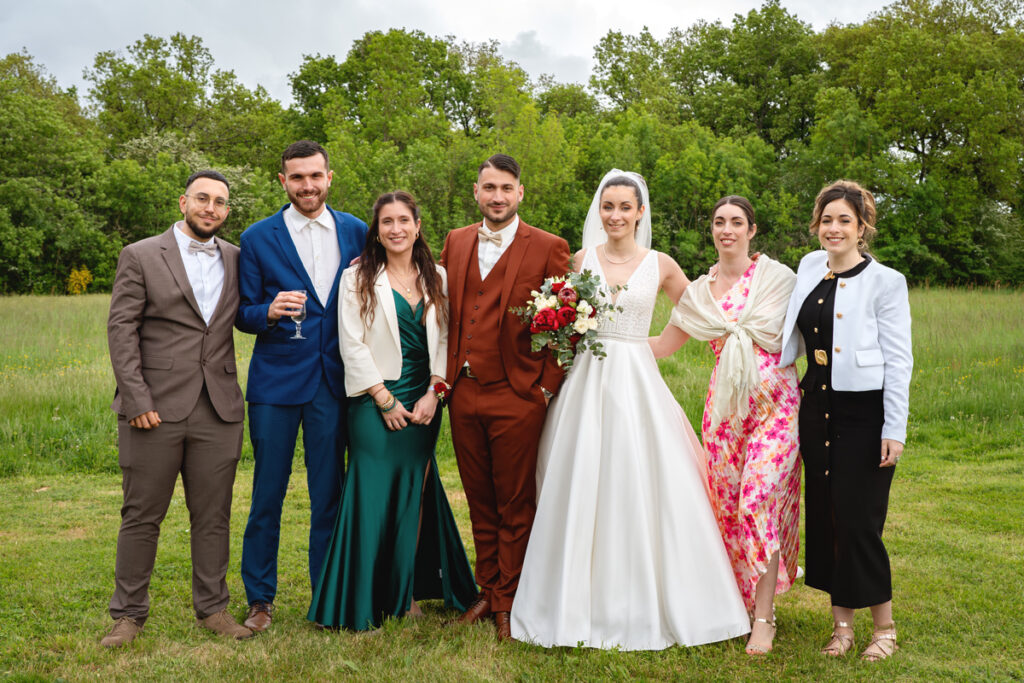 Photo des mariés avec leurs témoins lors de la séance photo de groupe