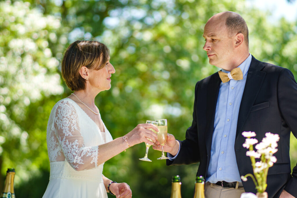Les mariés trinquent au champagne lors de leur vin d'honneur