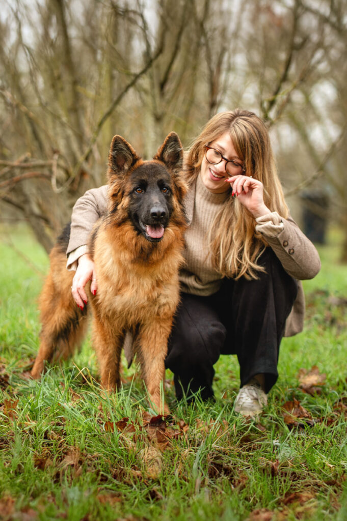 Moment complice entre un chien et sa maîtresse - séance photo animaux de compagnie
