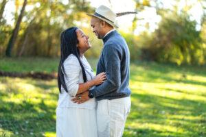 Un couple amoureux se regardant dans les yeux - séance photo de couple à Saint-Lys