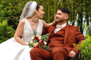 Un couple qui se regarde dans les yeux tendrement lors de leur séance photo de couple de mariage