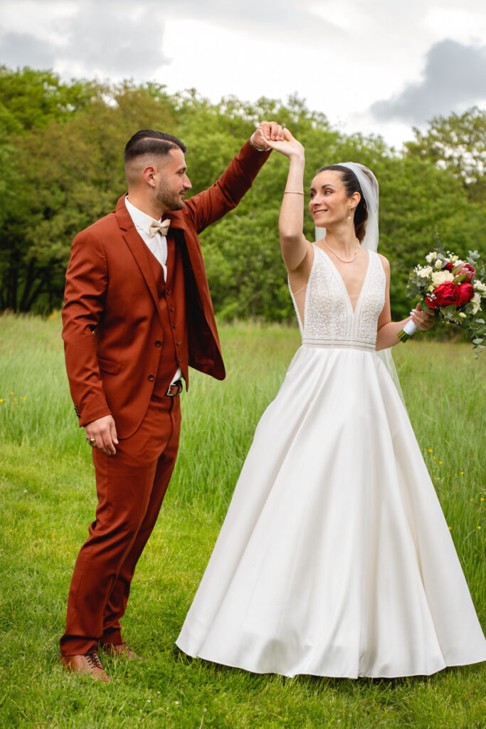 Un couple qui danse en se regardant amoureusement lors de leur mariage près de Toulouse