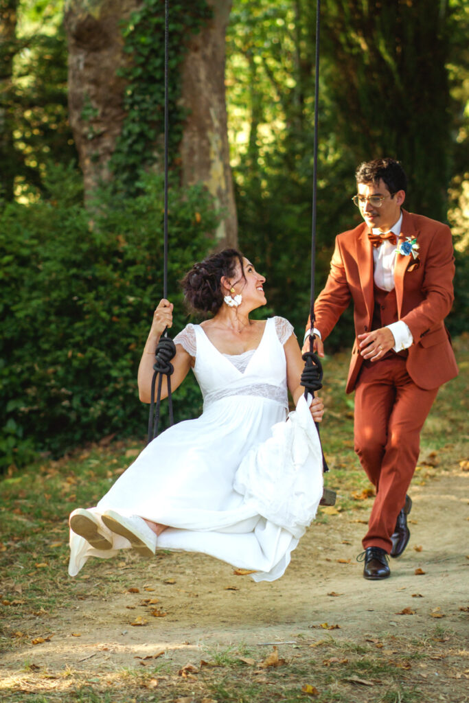 couple sur une balançoire lors de leur séance photo de couple à leur mariage