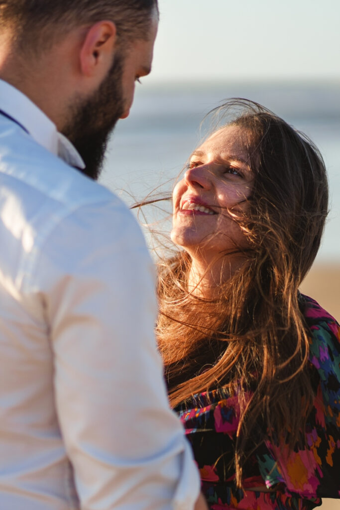 Une femme qui regarde amoureusement son mari dans les yeux, une connexion se crée