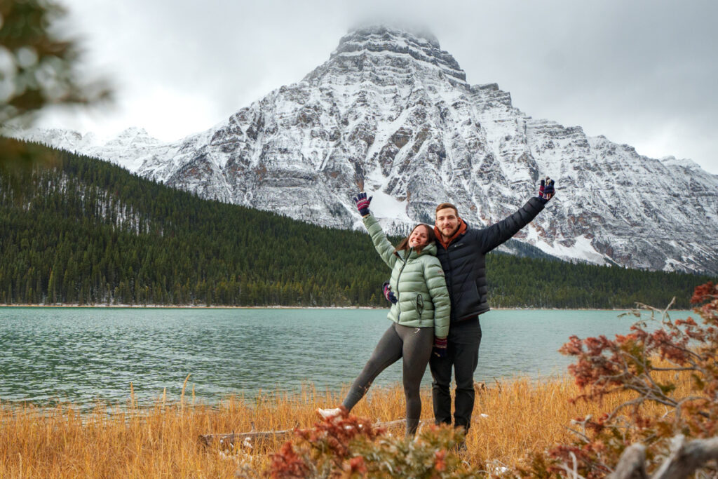 Paul et Laetitia, photographe et vidéaste en voyage au canada devant un lac de montagne