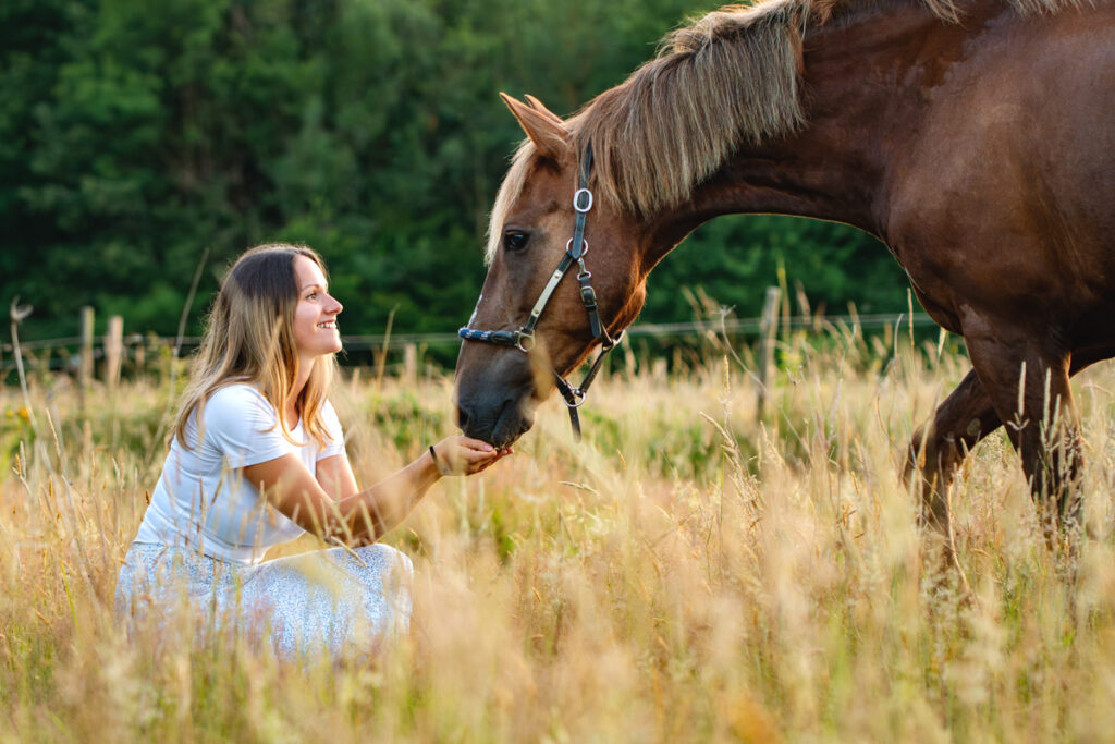 Laetitia Canciani, photographe dans un moment de complicité avec son cheval