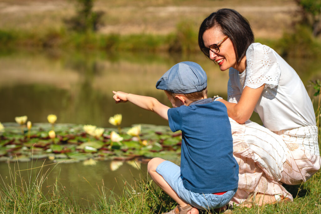 Une mère et son fils qui jouent au bord d'un lac lors d'une séance photo famille à Fonsorbes
