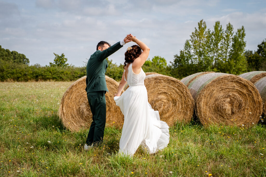 Un couple de jeunes mariés qui danse dans un champs lors de leur mariage à Plaisance-du-Touch