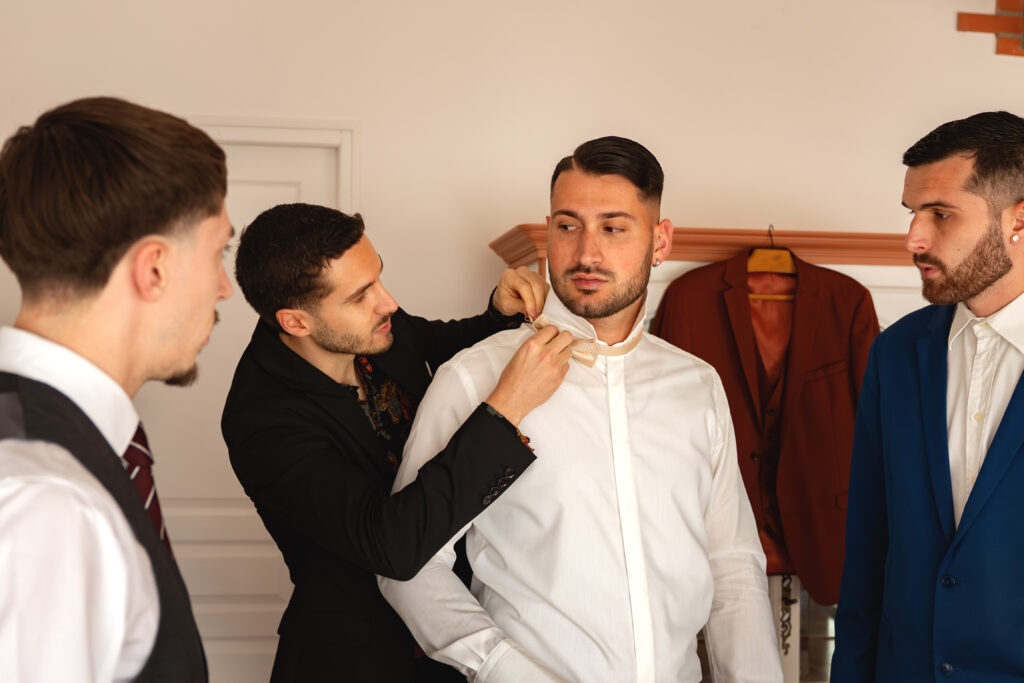 Un futur marié entouré de ses témoins pour ses préparatifs de mariage à Toulouse