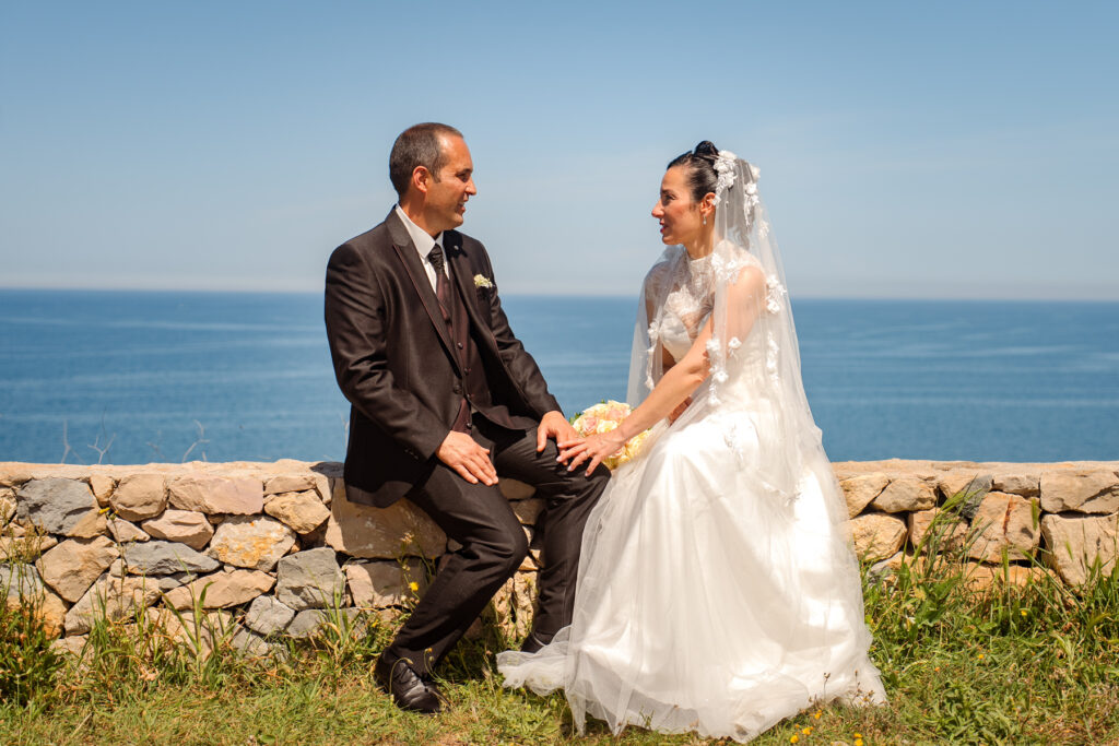 photographe mariage destination Sardaigne : séance photo en bord de mer à Porto Torres